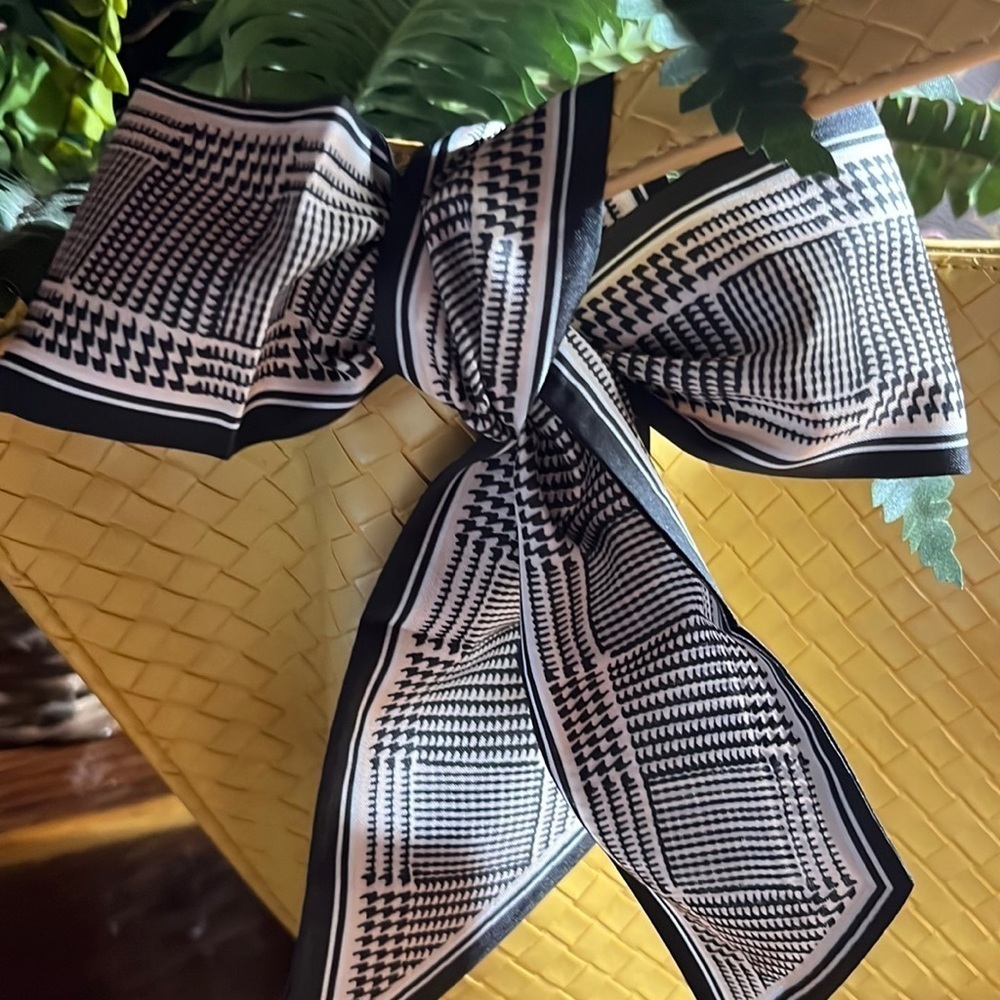 Beautiful twilly. Multi purpose nwt